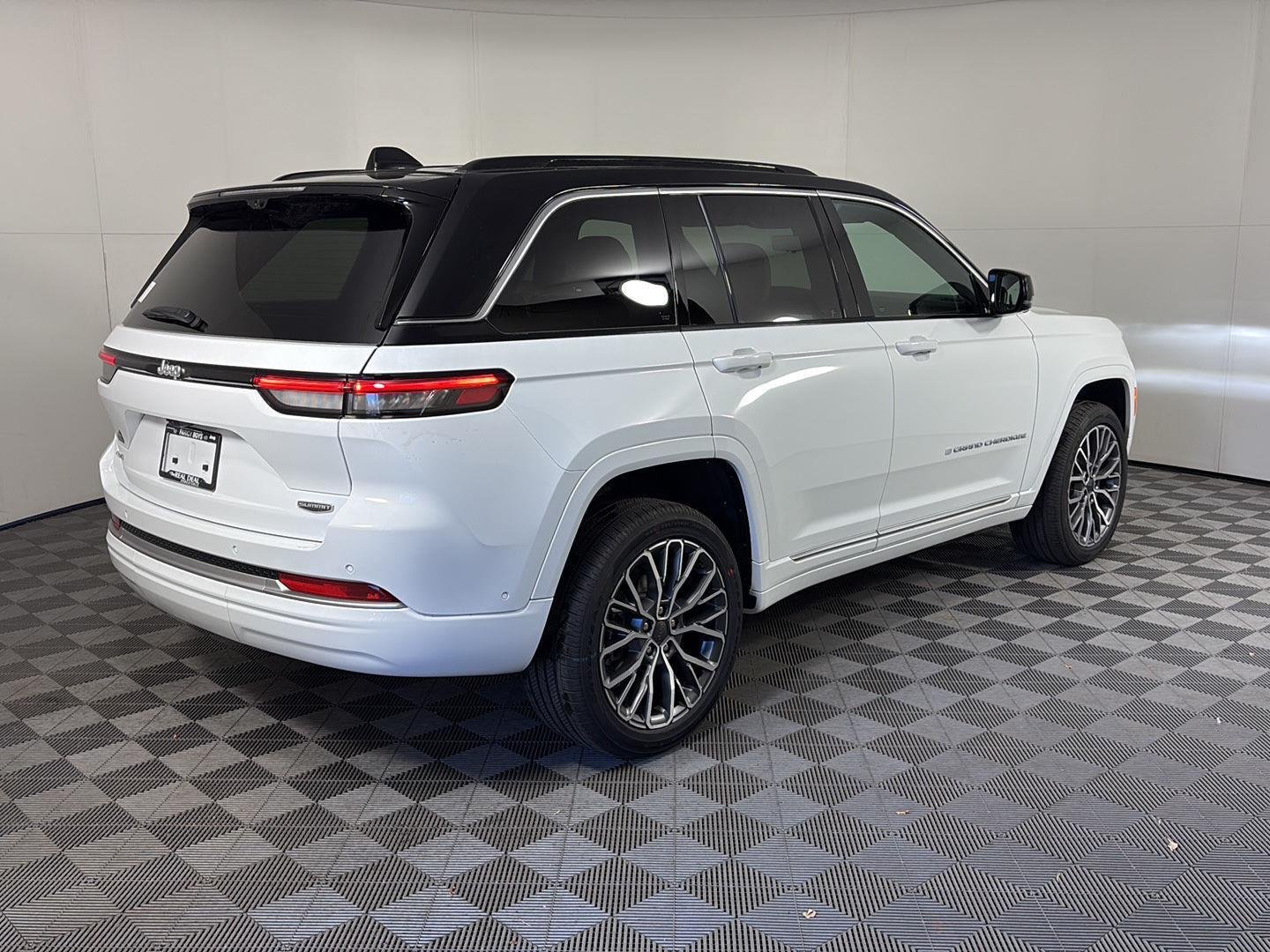 New 2026 Bright White Clear-Coat Exterior Paint Jeep WLJT74 image 4