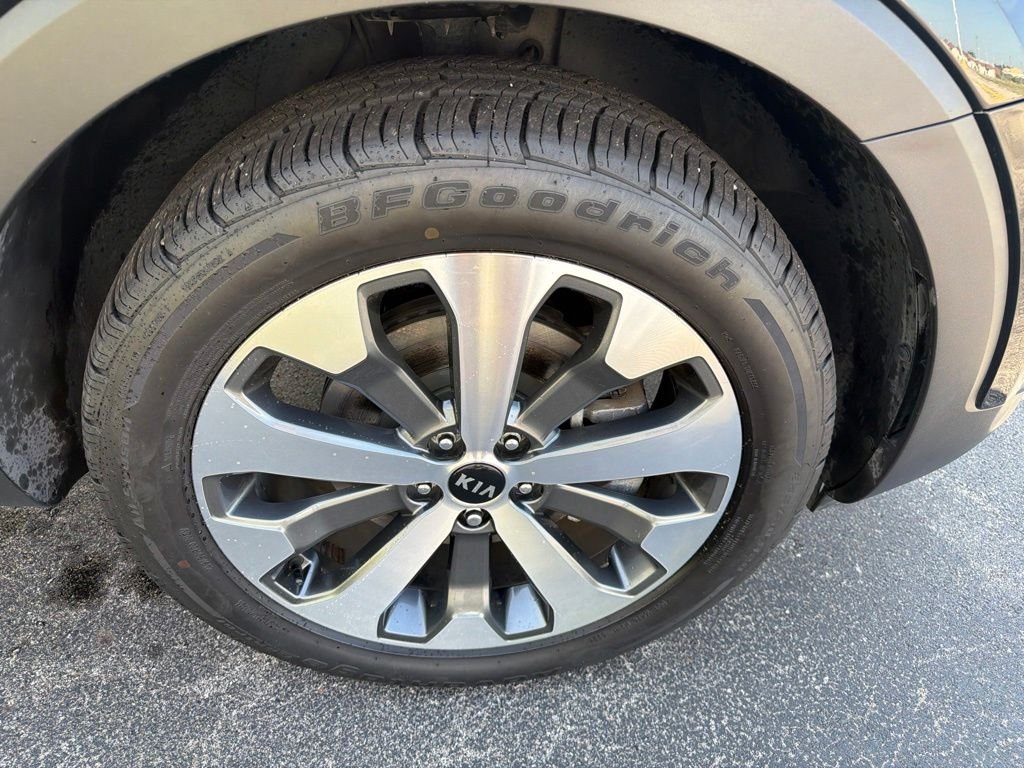 Used 2020 Black Kia S image 12