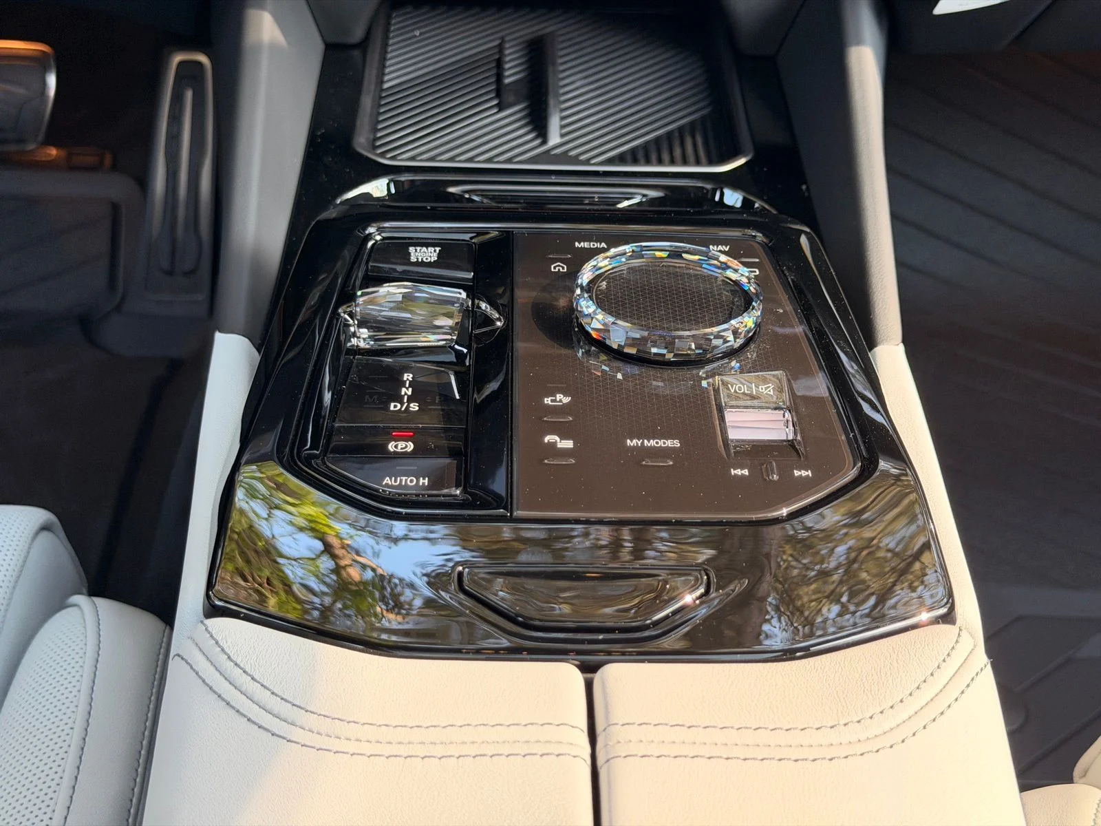 2026 BMW 5 Series 550e - Photo 16