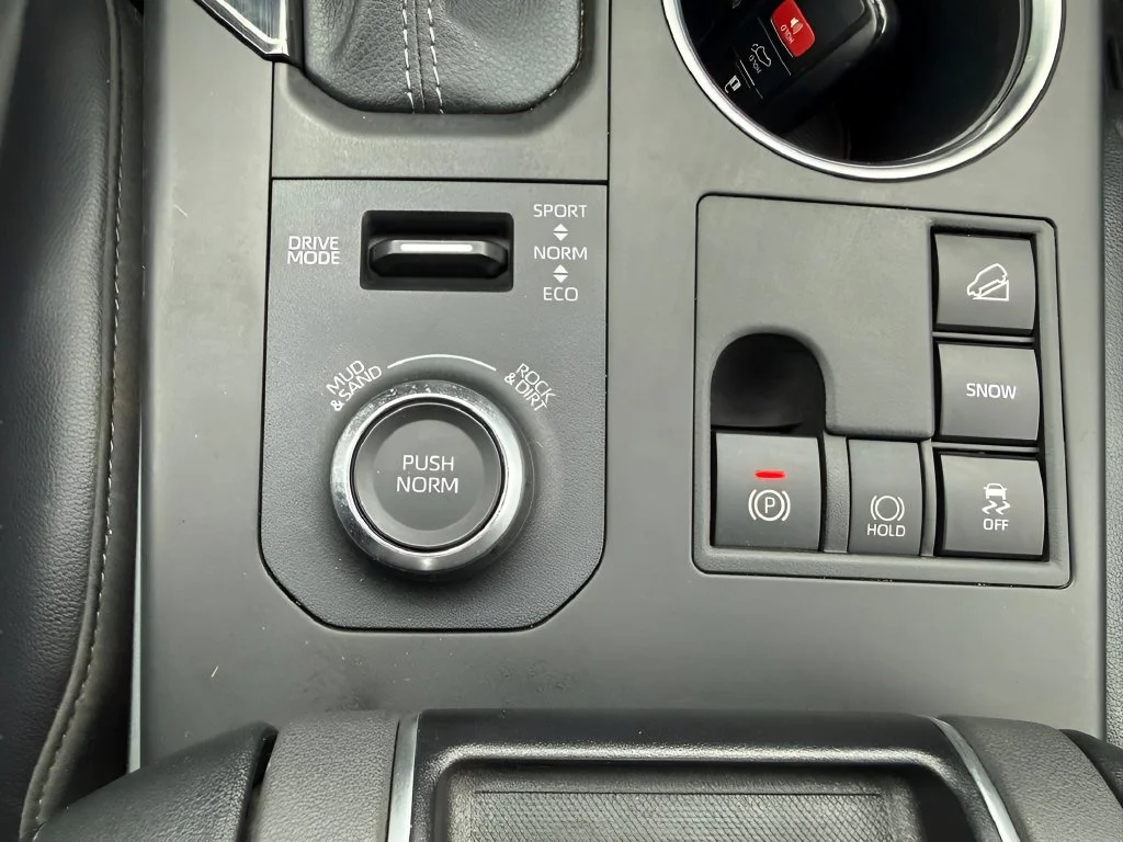 Used 2023  Toyota L image 21