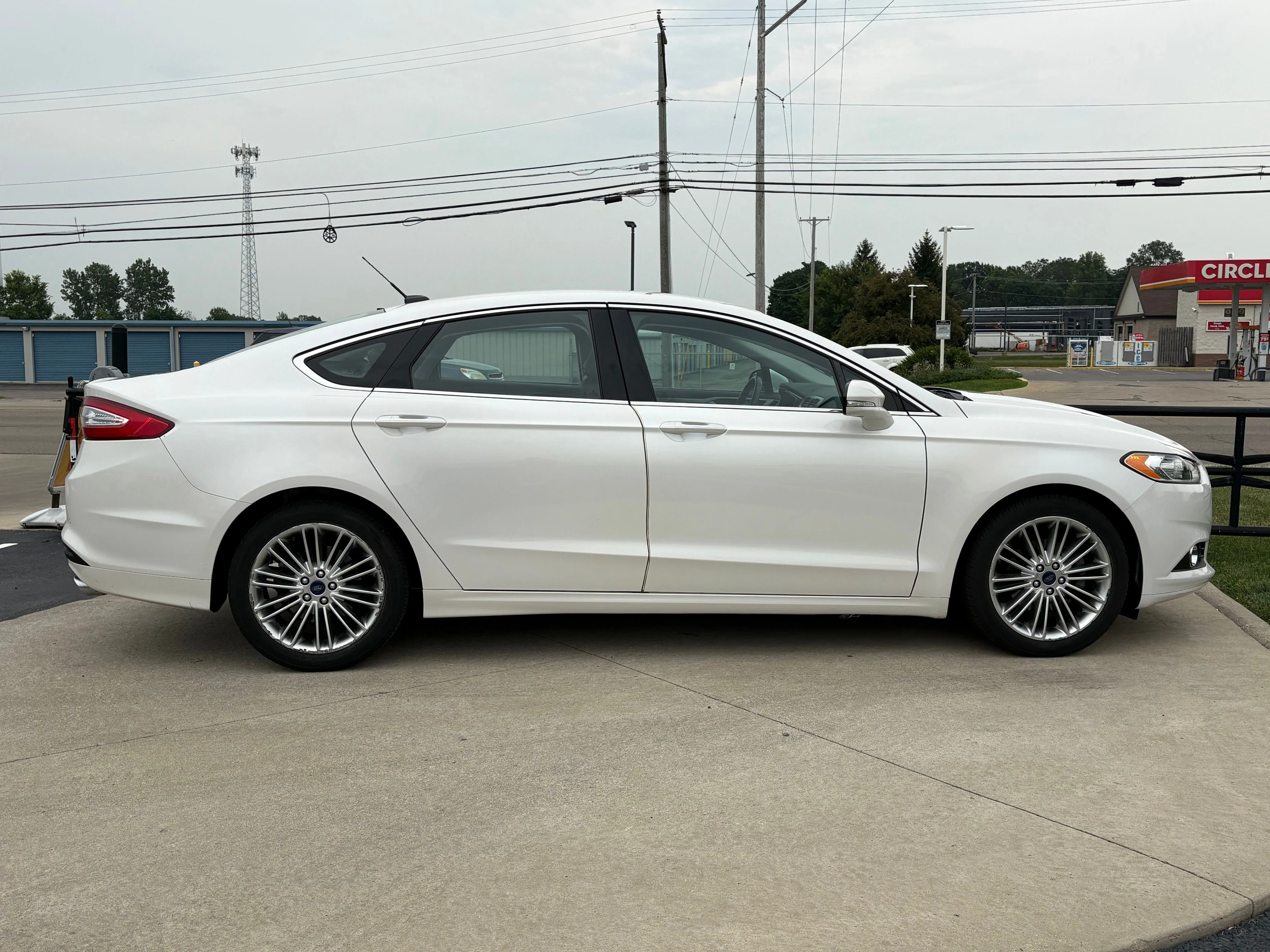 Used 2016 White Platinum Clearcoat Metallic Ford SE image 8