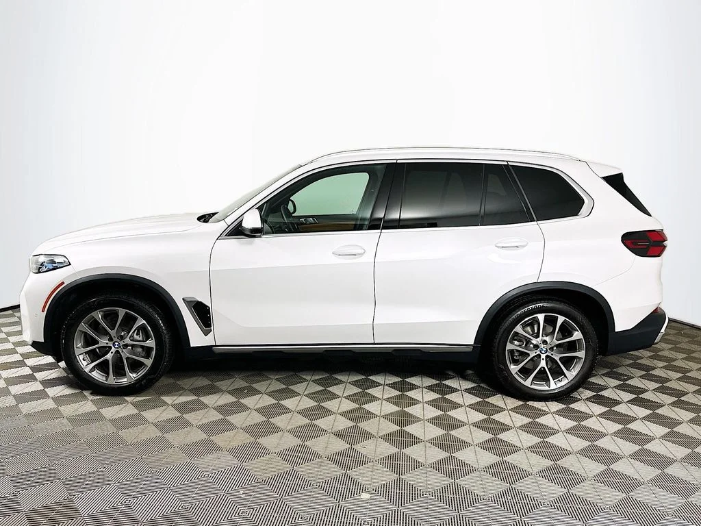 Used 2026 White Metallic BMW xDrive40i image 8