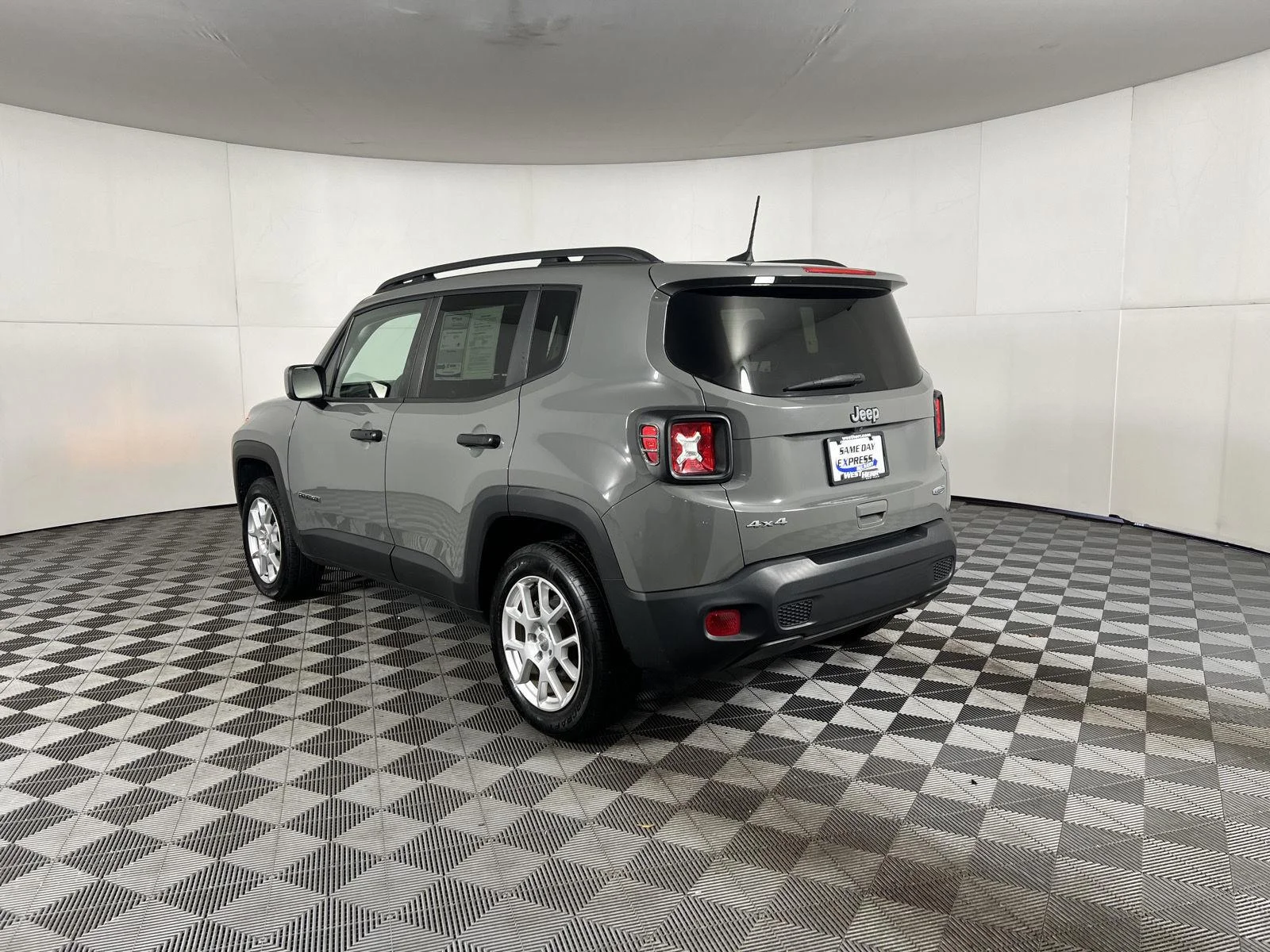 Used 2021  Jeep Latitude image 5