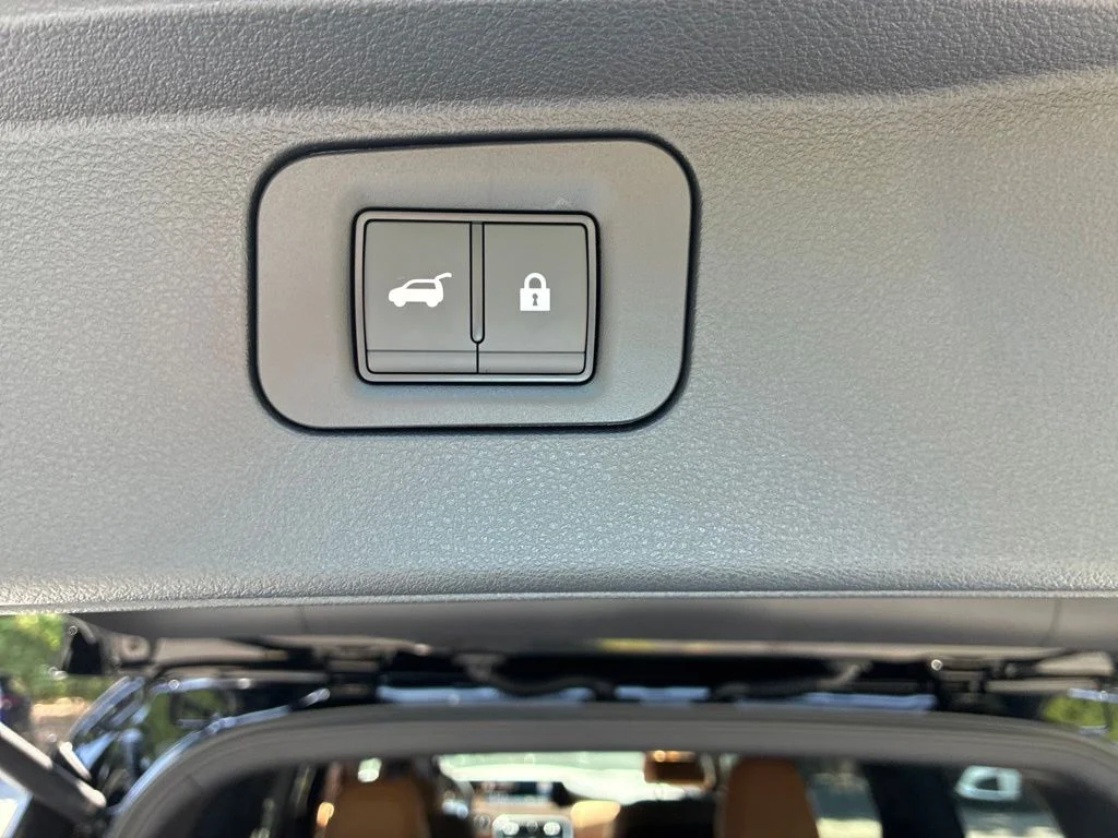New 2026 Everest White TriCoat / Super Black Two-tone Nissan Platinum Reserve image 13