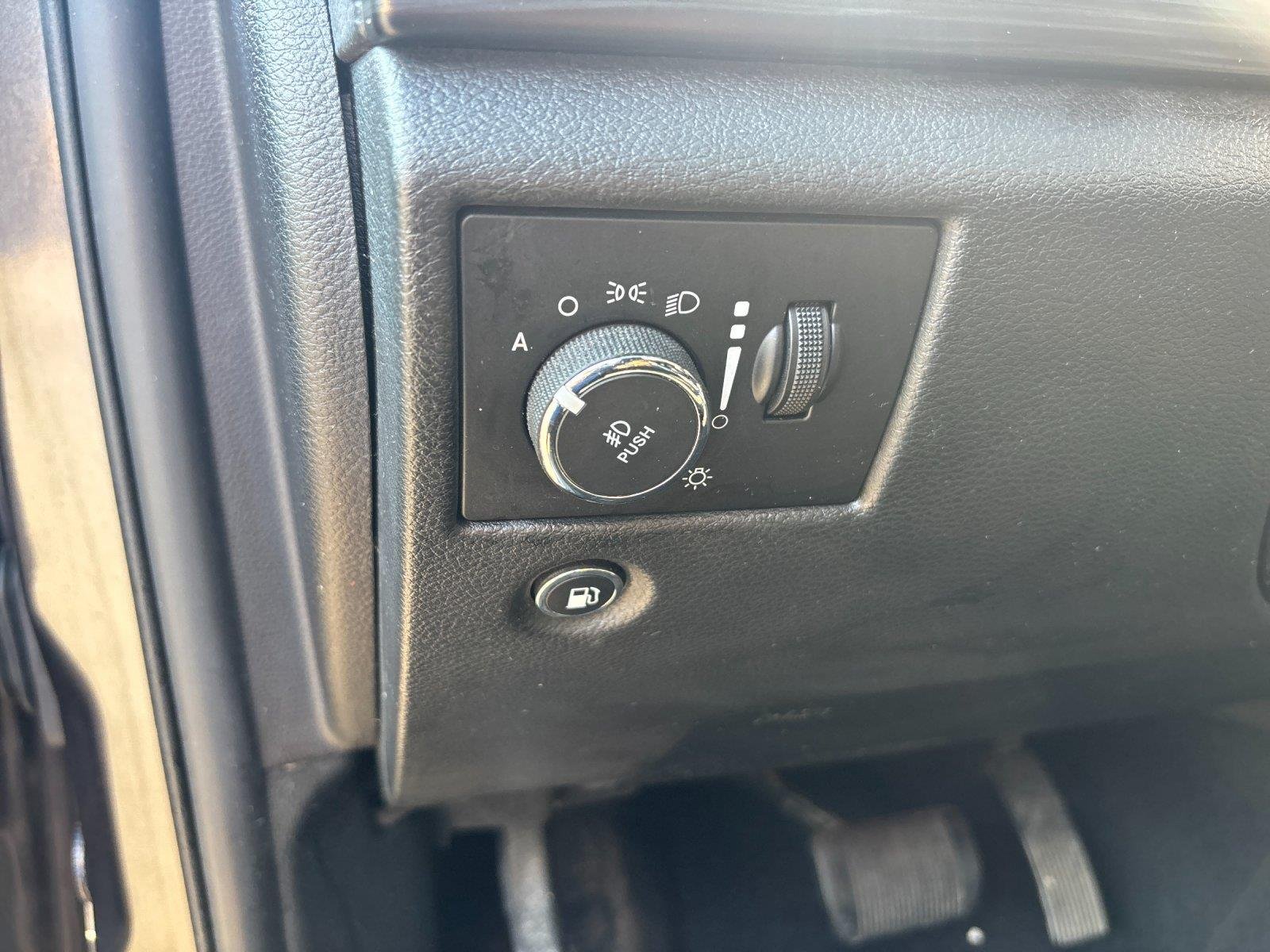 Used 2020 Granite Crystal Metallic Clearcoat Jeep Altitude image 17