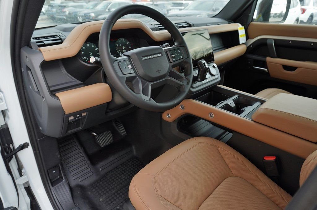 Used 2026 White Land Rover X-Dynamic SE image 14