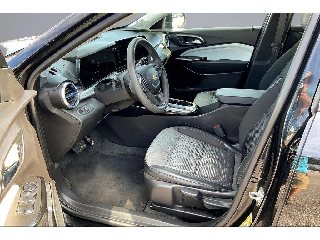 Used 2025 Mosaic Black Metallic Chevrolet LT image 11