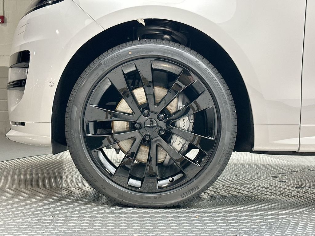 New 2026 Borasco Grey Land Rover Dynamic SE image 5
