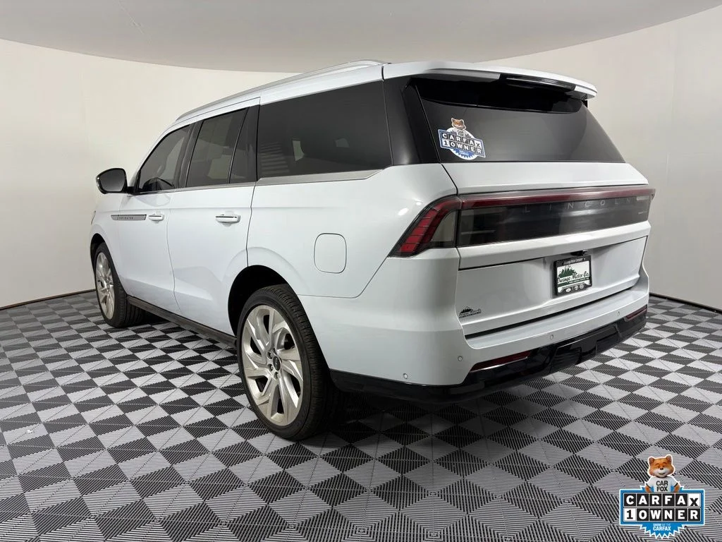 Used 2025 White Lincoln Reserve image 12