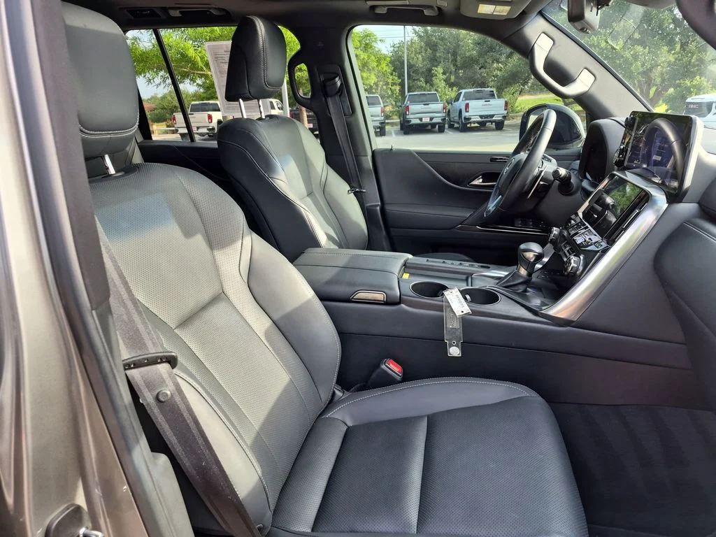 Used 2022 Silver Lexus 600 Premium image 39