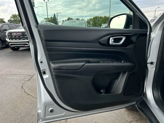 Used 2025 Silver Jeep Latitude image 27