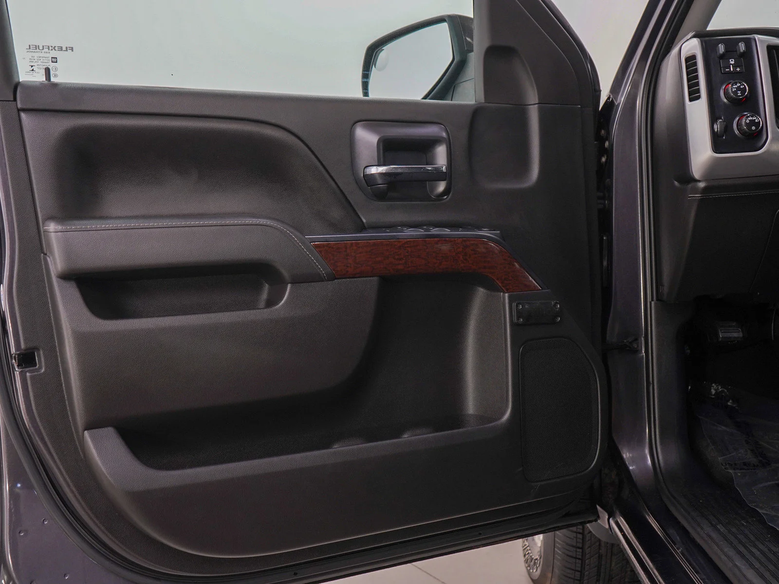 Used 2015 Iridium Metallic GMC 4WD Double Cab 143.5 SLE image 18