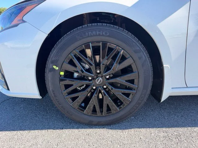 New 2026 Pearl White Nissan 2.5 SV image 4