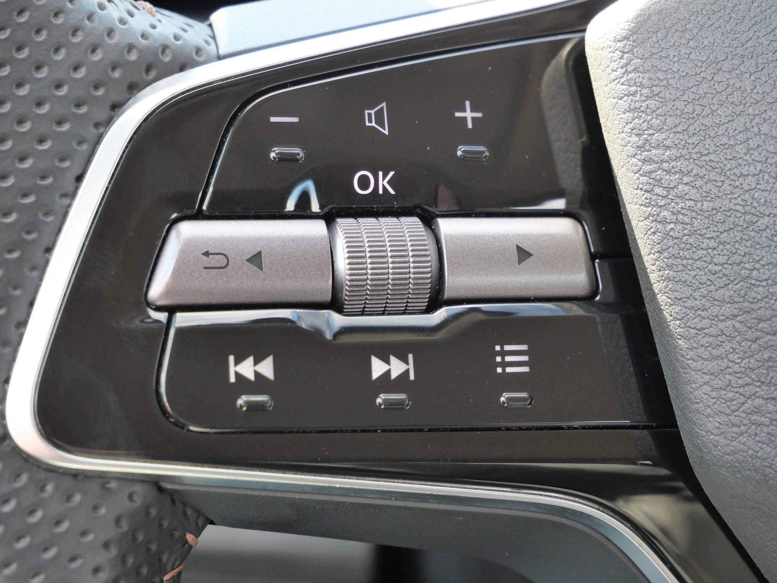 Used 2023 Gun Metallic Nissan ENGAGE image 33
