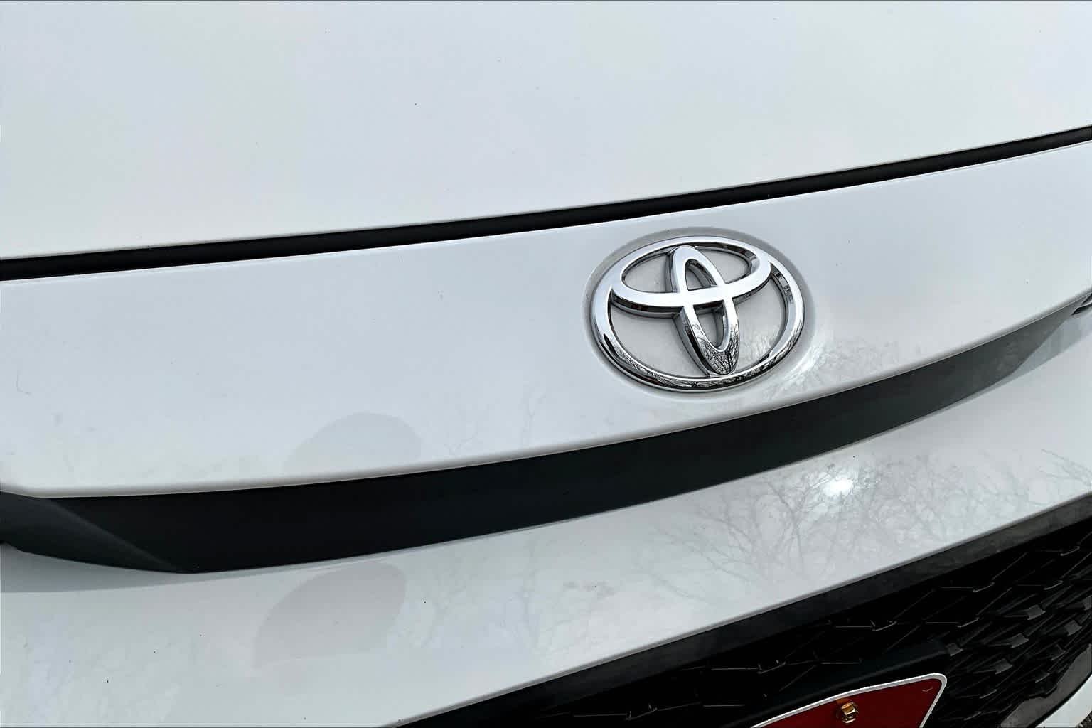 Used 2024 Ice Cap Toyota SE image 28