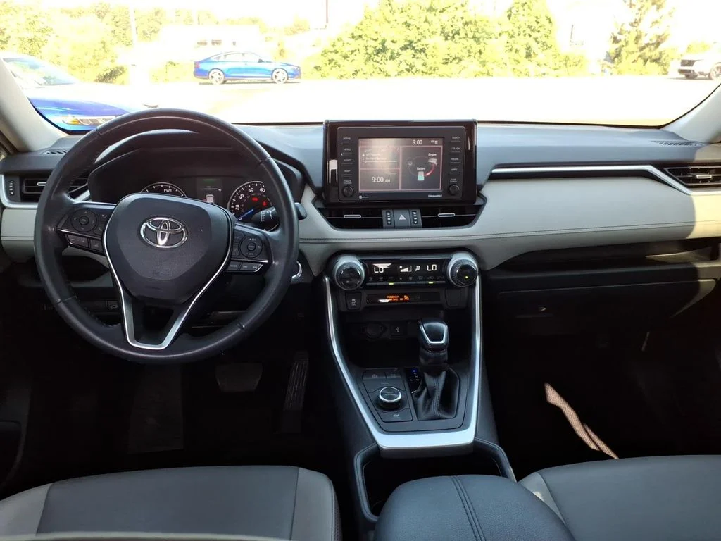 Used 2022 Lunar Toyota XLE Premium image 9