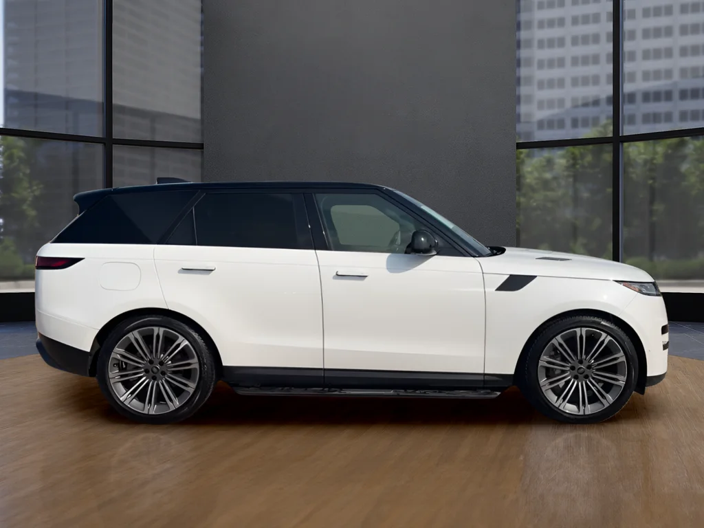 Used 2024 White Land Rover SE image 4