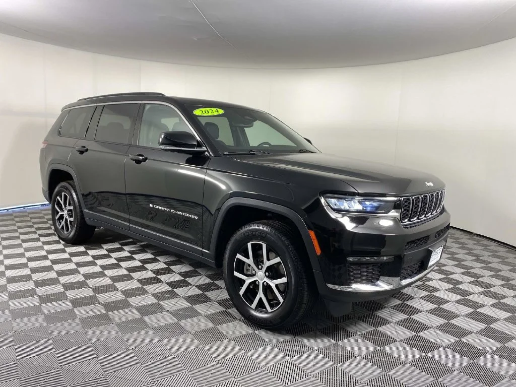 Used 2024 Diamond Black Jeep Limited image 1