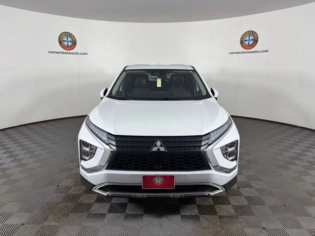 Used 2022 Silver Mitsubishi SE image 15