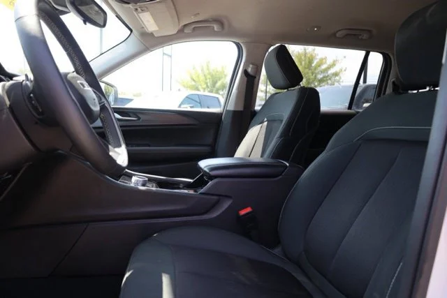 Used 2023 White Jeep Laredo image 17