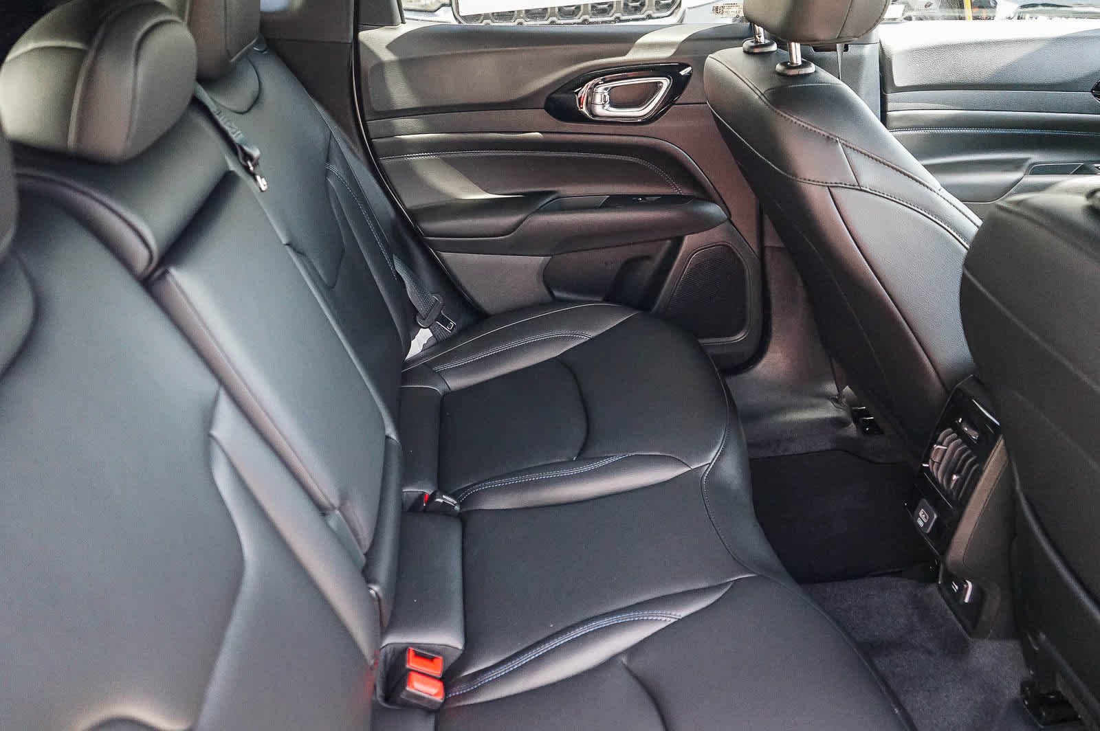 New 2026 Silver Zynith Metallic Clear-Coat Exterior Paint Jeep Limited Altitude image 18