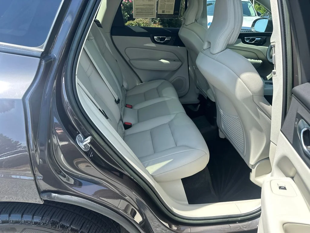 Used 2023  Volvo T8 Core Bright Theme image 13