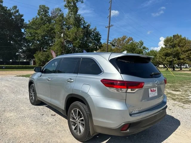 Used 2019 Silver Toyota XLE image 9