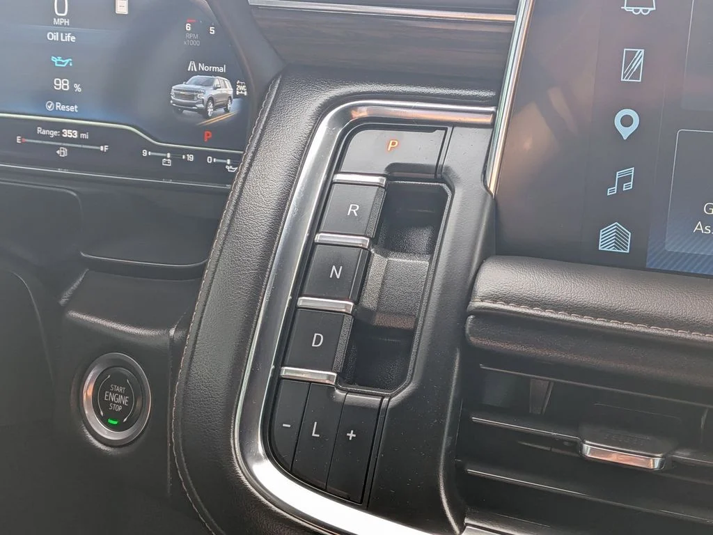 Used 2023 Iridescent Pearl Tricoat Chevrolet High Country image 12