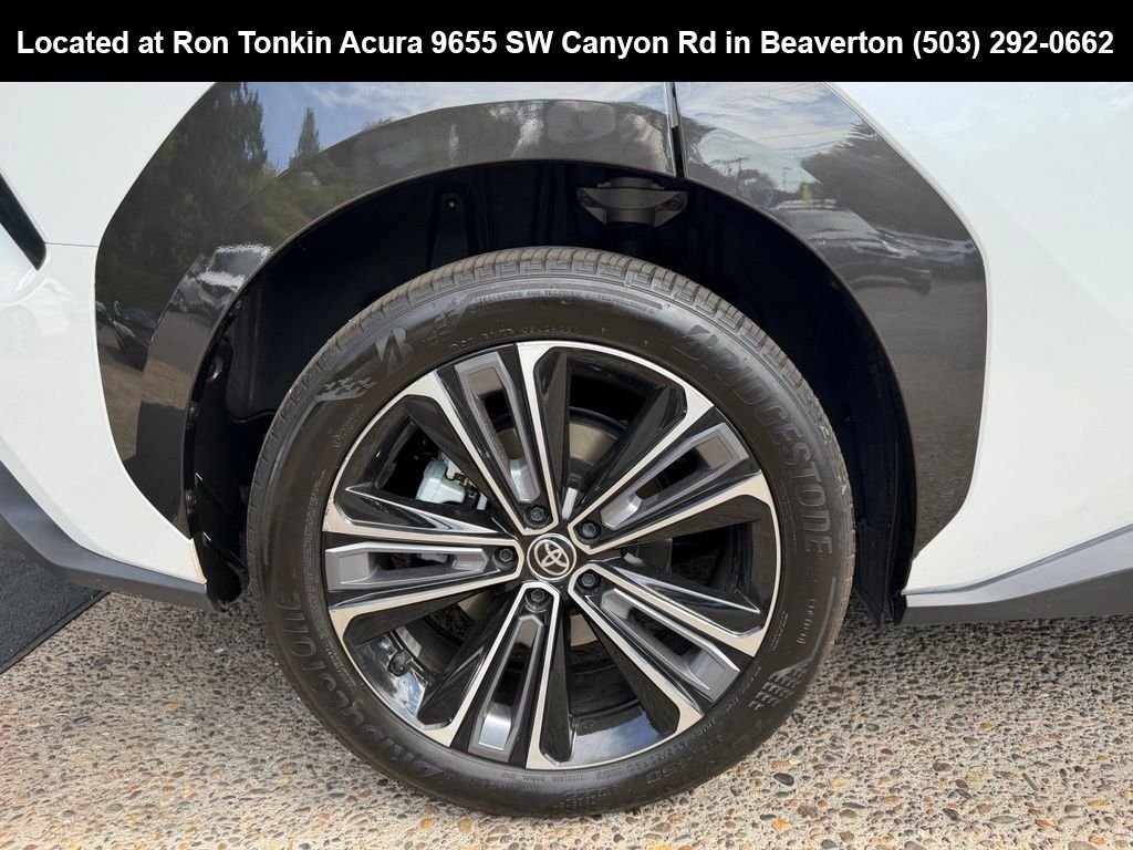 Used 2023 Wind Chill Pearl w/Black Roof Toyota Limited image 9