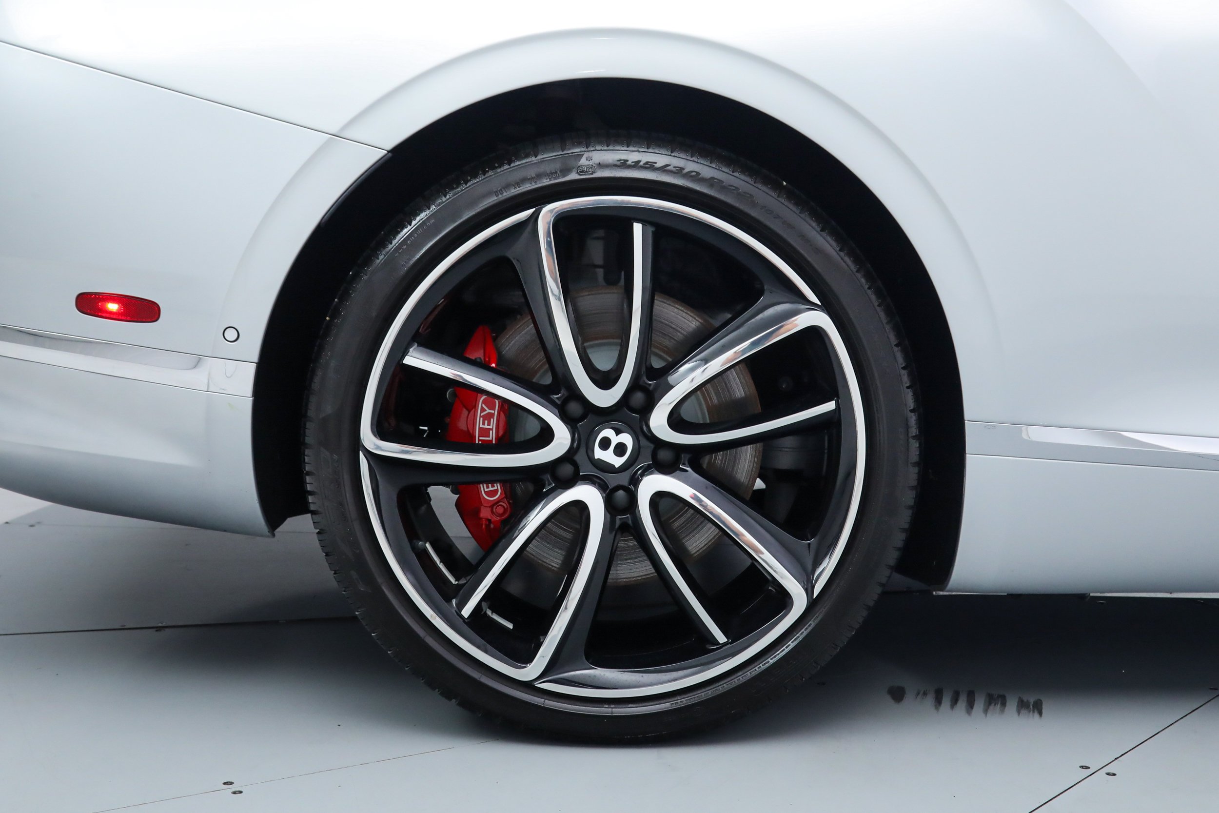 Used 2022 Silver Bentley  image 37