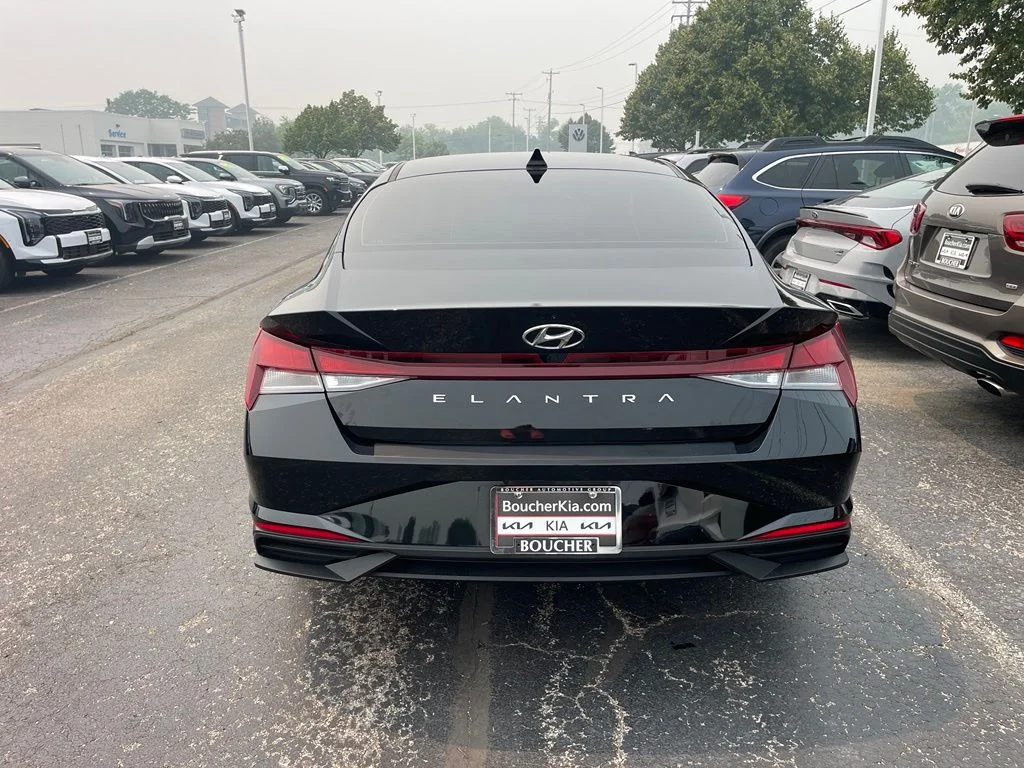 Used 2023 Phantom Black Hyundai SEL image 4