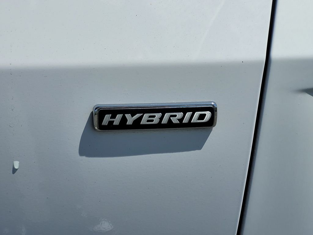 Certified Used 2022 Oxford White Ford SE image 11