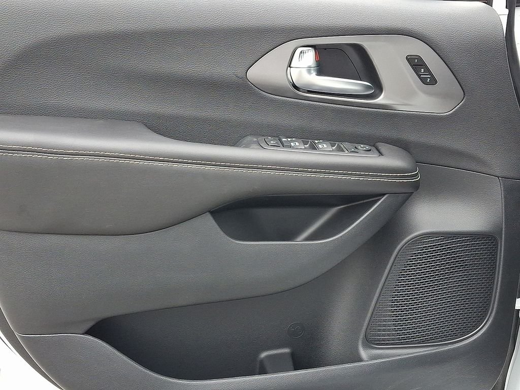 New 2026 Bright White Clear-Coat Exterior Paint Chrysler Select image 9