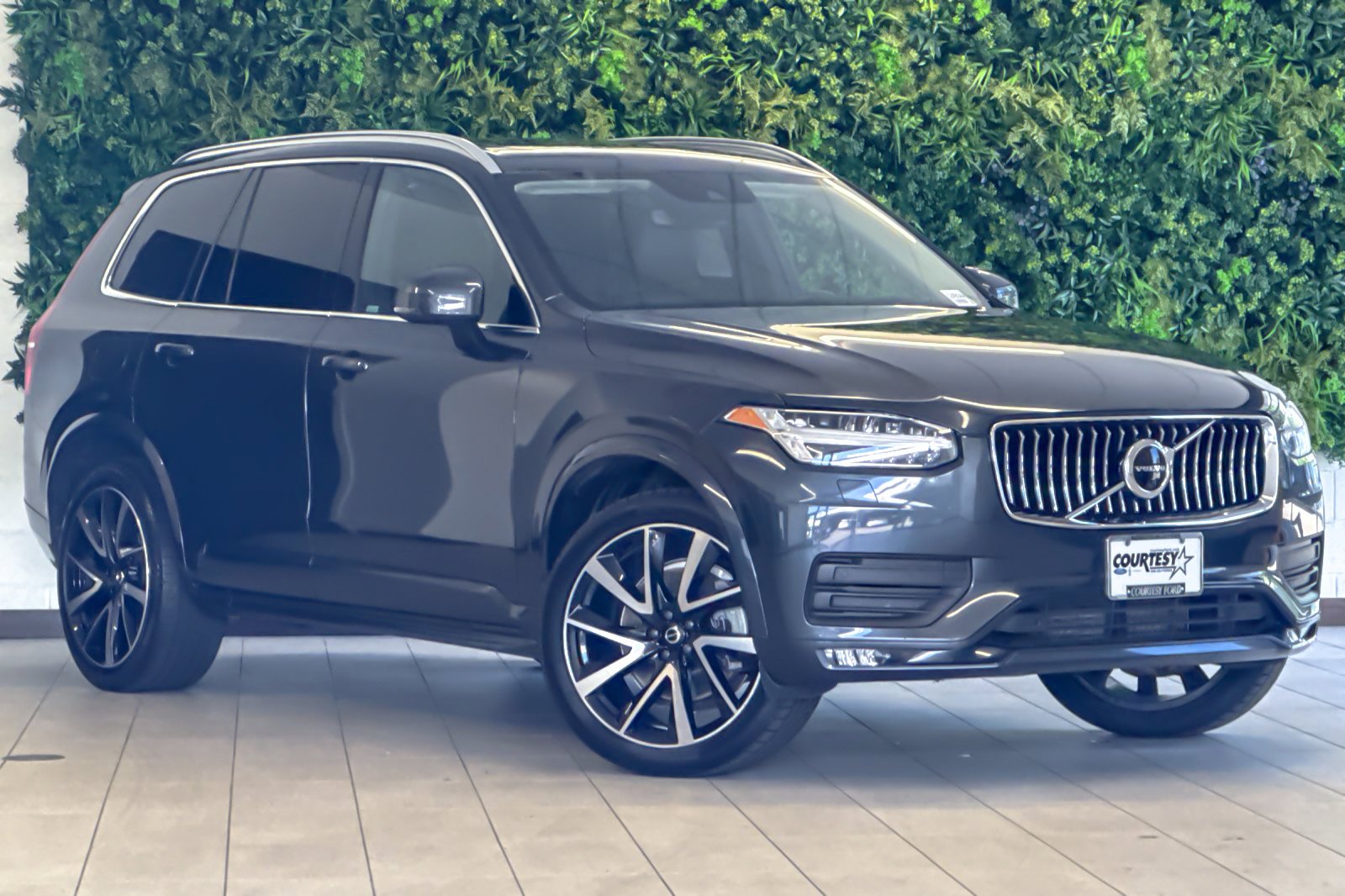 2022 Volvo XC90 T6 Momentum AWD's photo
