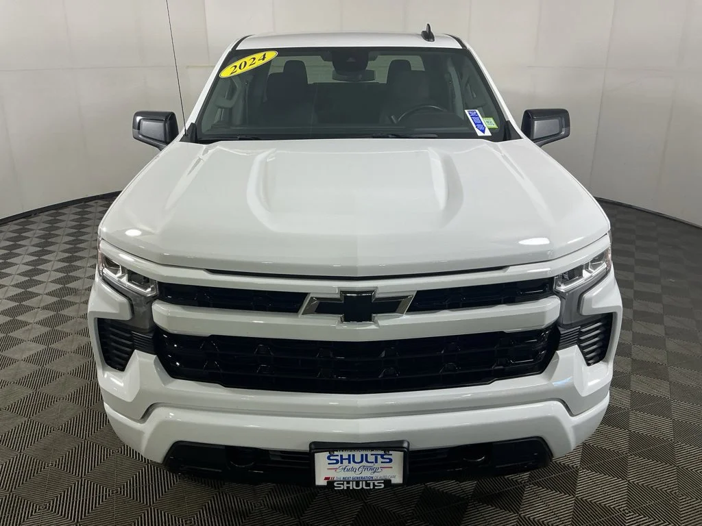 Used 2024 Summit White Chevrolet RST image 3