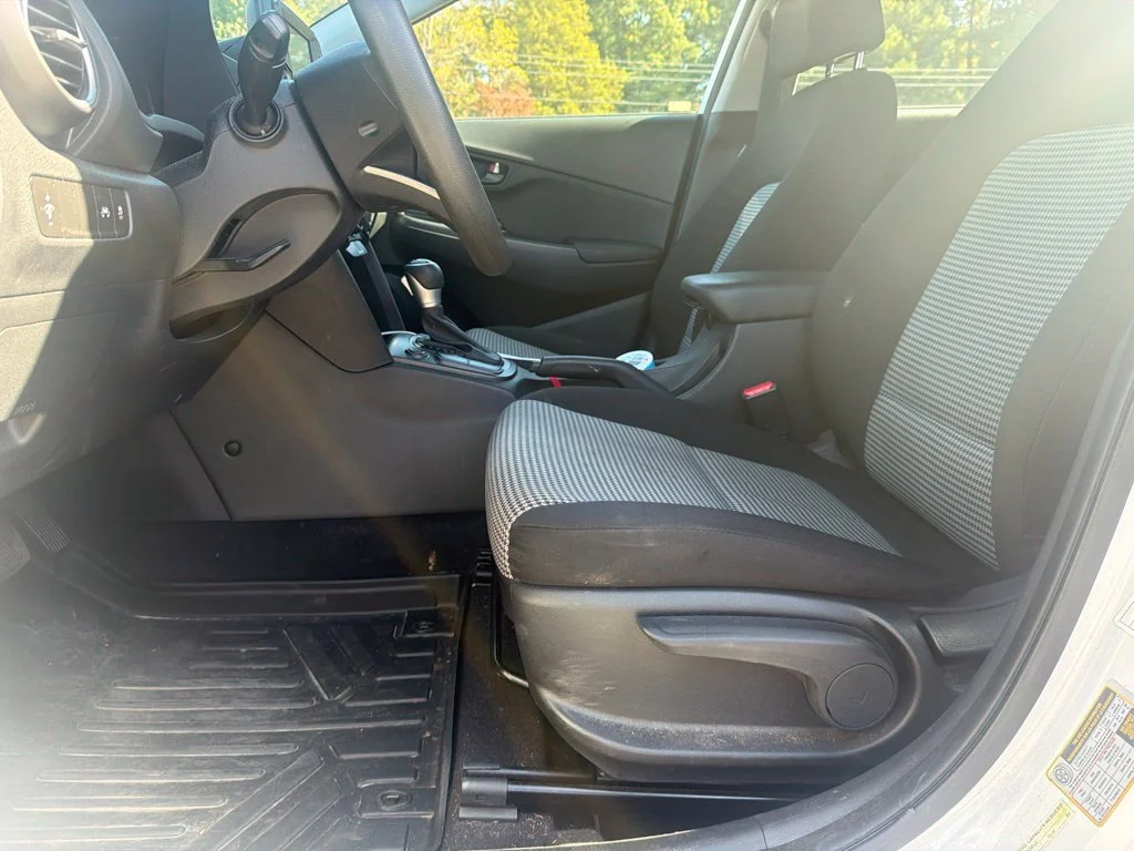 Used 2021 White Hyundai SE image 15
