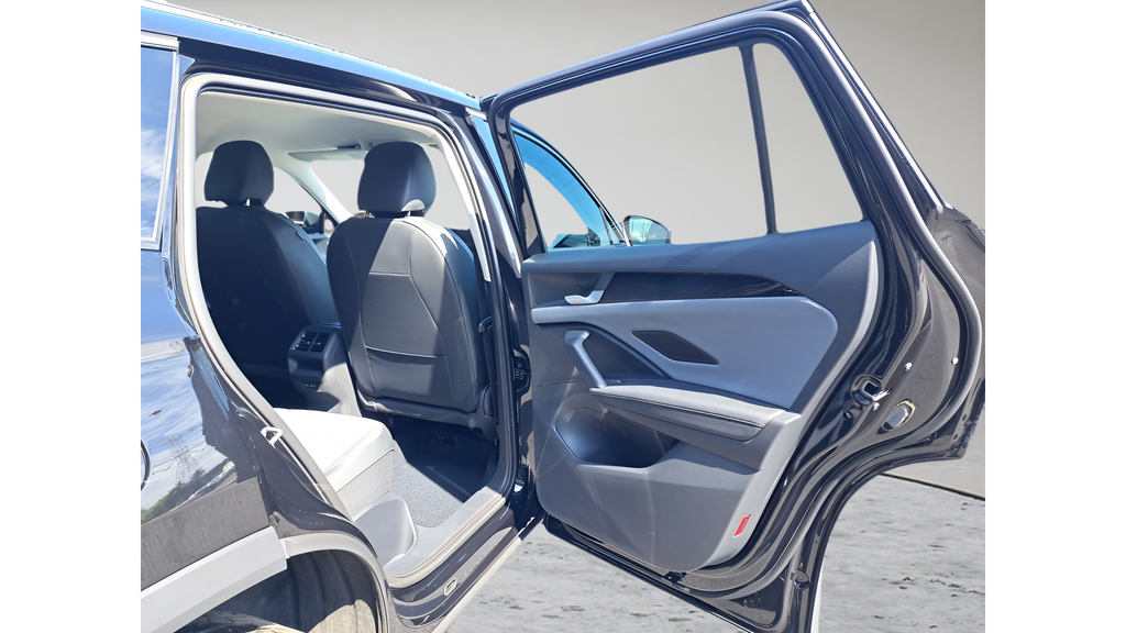 2025 Volkswagen Tiguan SE - Photo 13