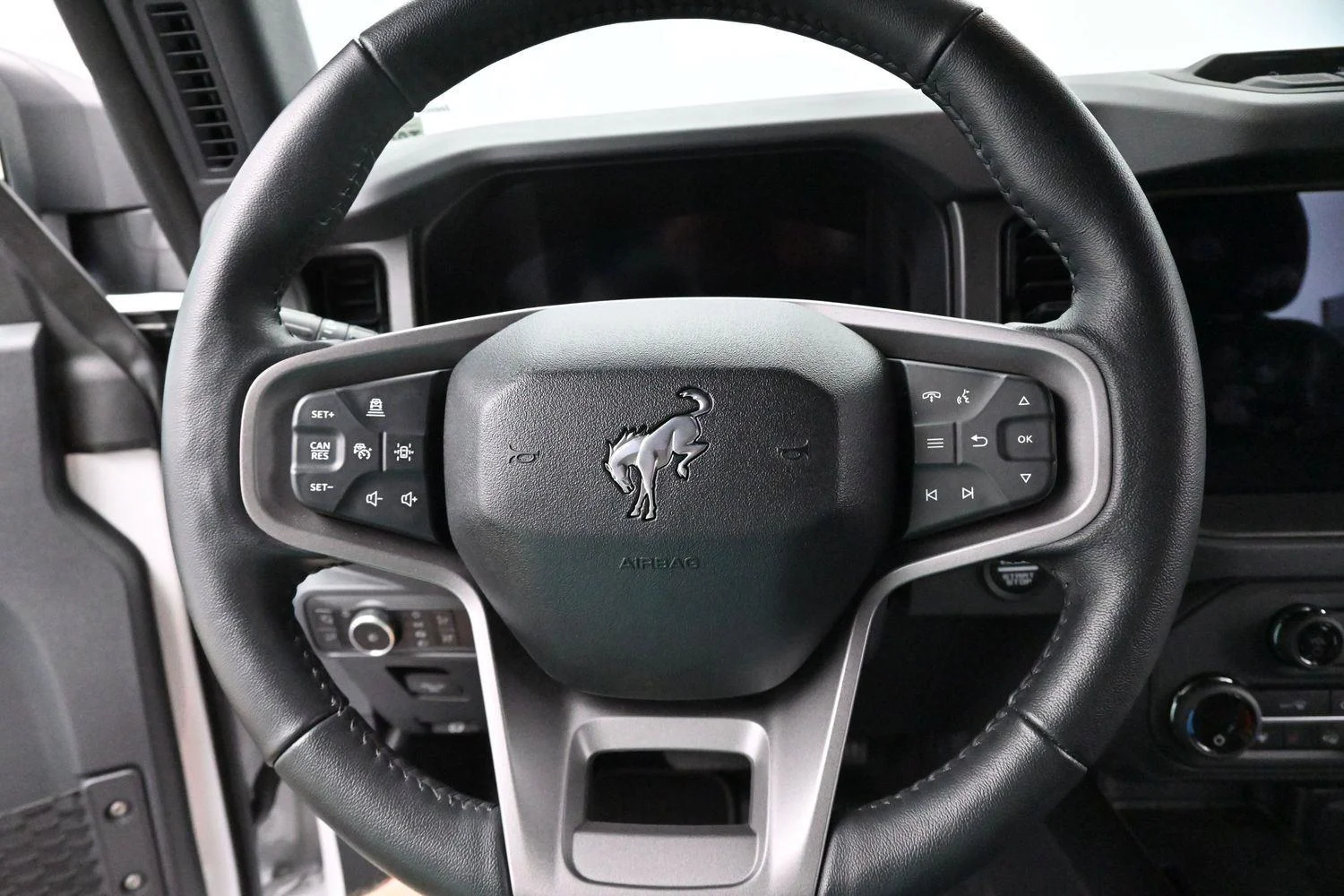 Used 2025 Oxford White Ford Badlands image 16