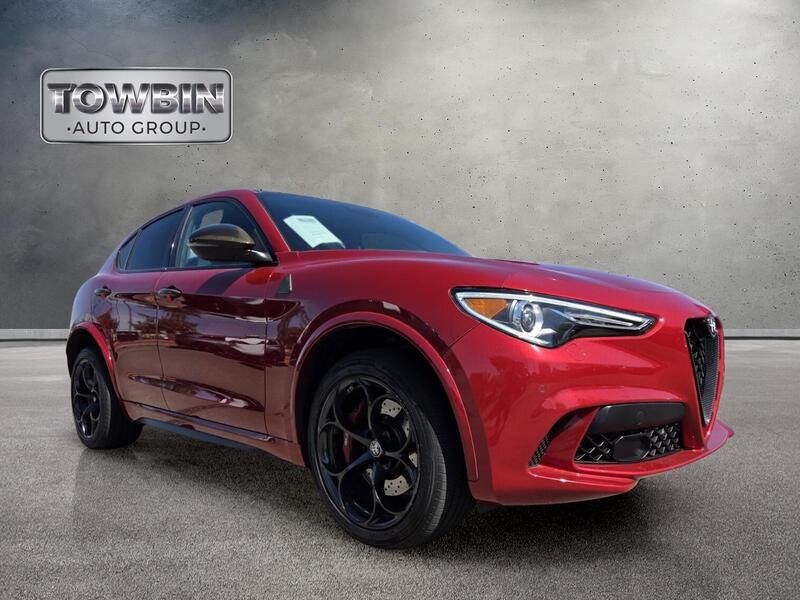 Used 2018 Rosso Competizione Tri-Coat Alfa Romeo AWD image 2