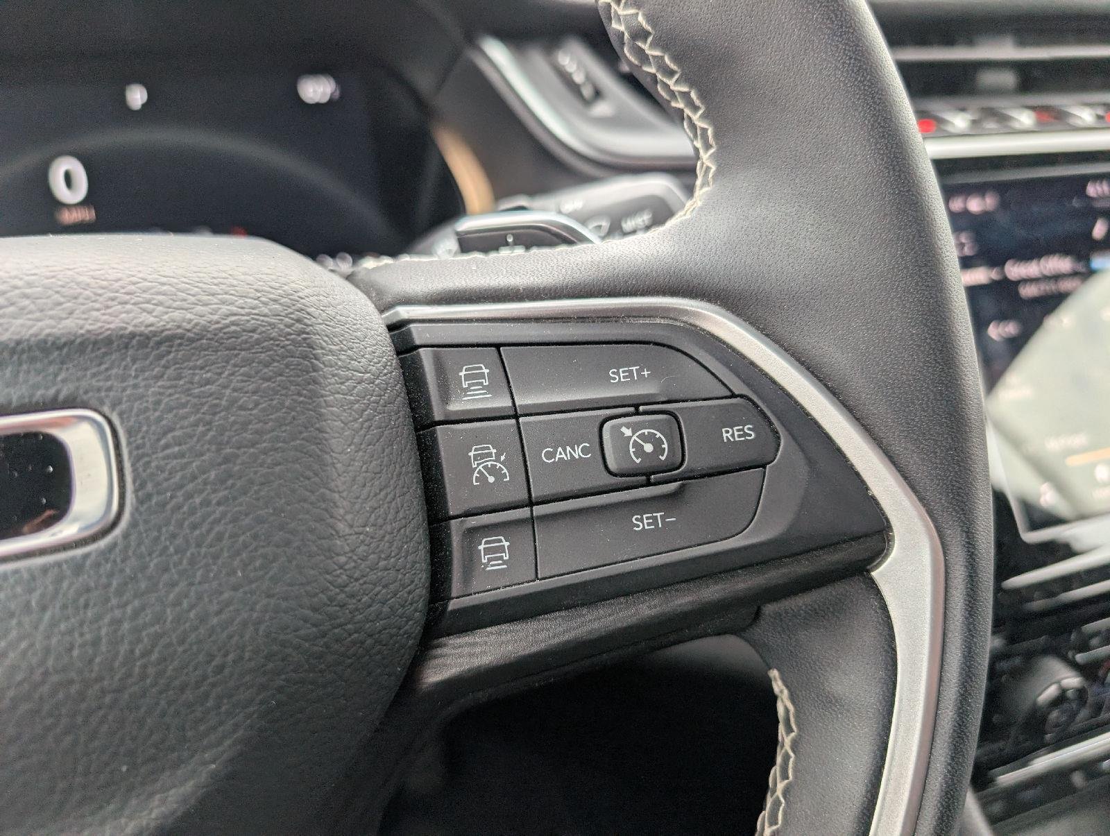 Used 2025 Diamond Black Crystal Pearlcoat Jeep Laredo X image 15