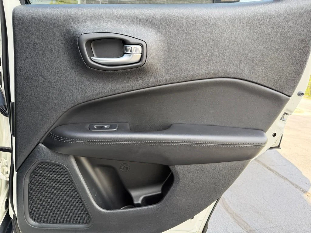 Used 2019 White Jeep Latitude image 24