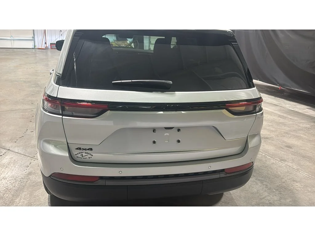 New 2026 Silver Zynith Exterior Paint Jeep Laredo Altitude image 6