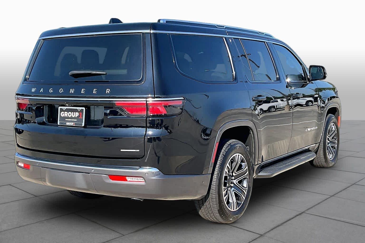 Used 2022 Diamond Black Crystal Pearlcoat Jeep Series III image 10