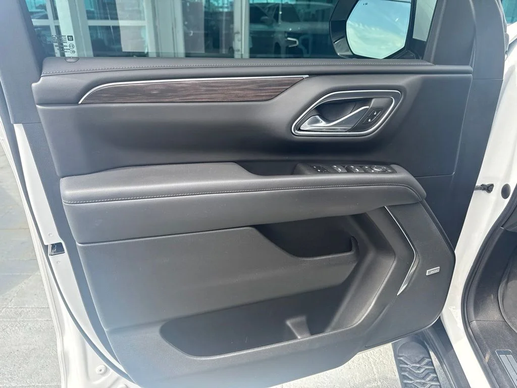 Used 2023 White Chevrolet Z71 image 8