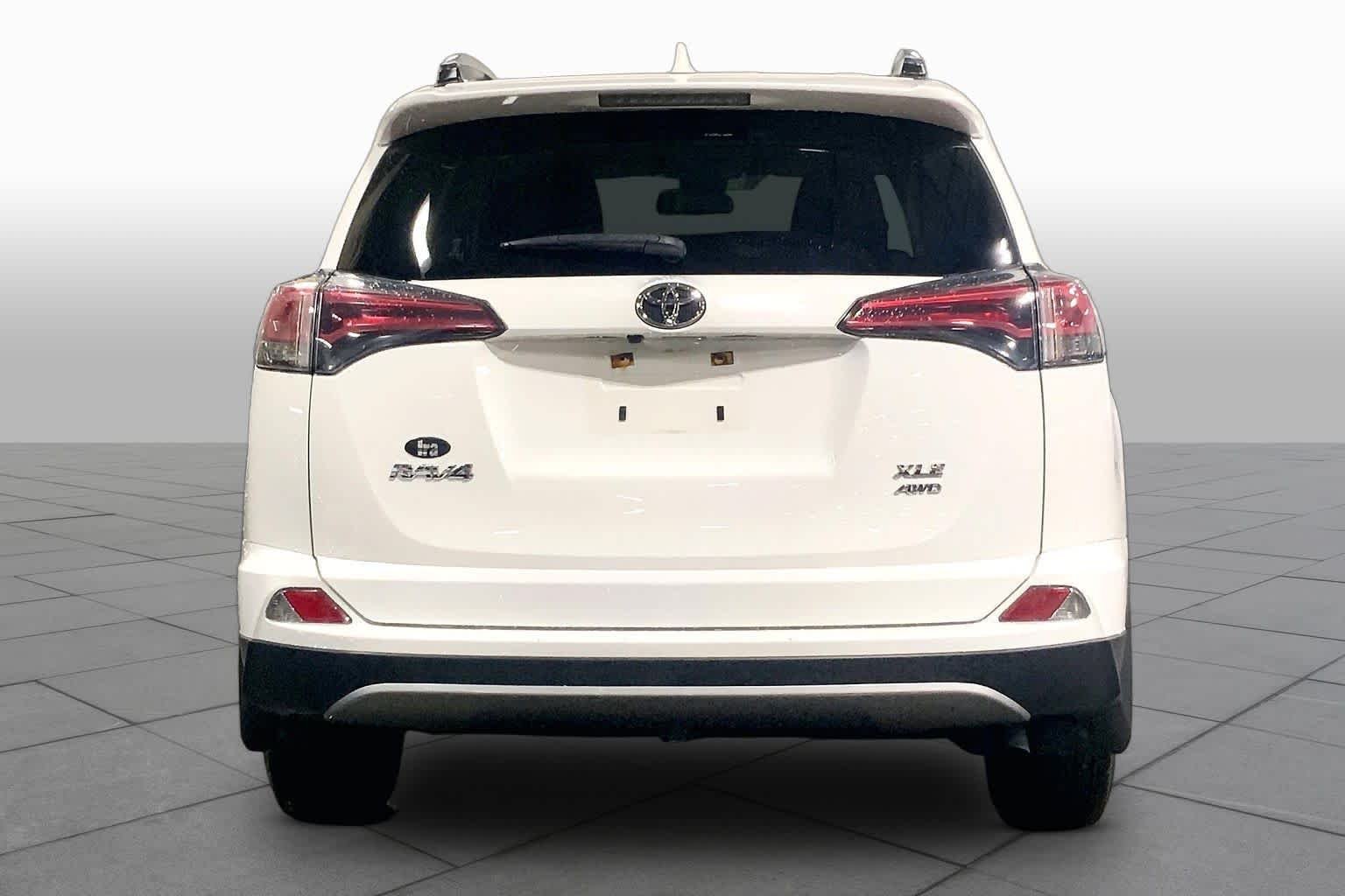 Used 2018 Super White Toyota XLE image 5