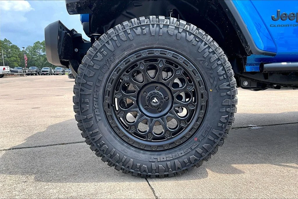 New 2025 Hydro Blue Pearl-Coat Exterior Paint Jeep High Tide image 10