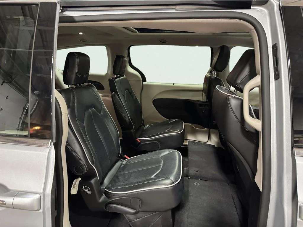 Used 2023 Silver Mist Clearcoat Chrysler Limited image 26