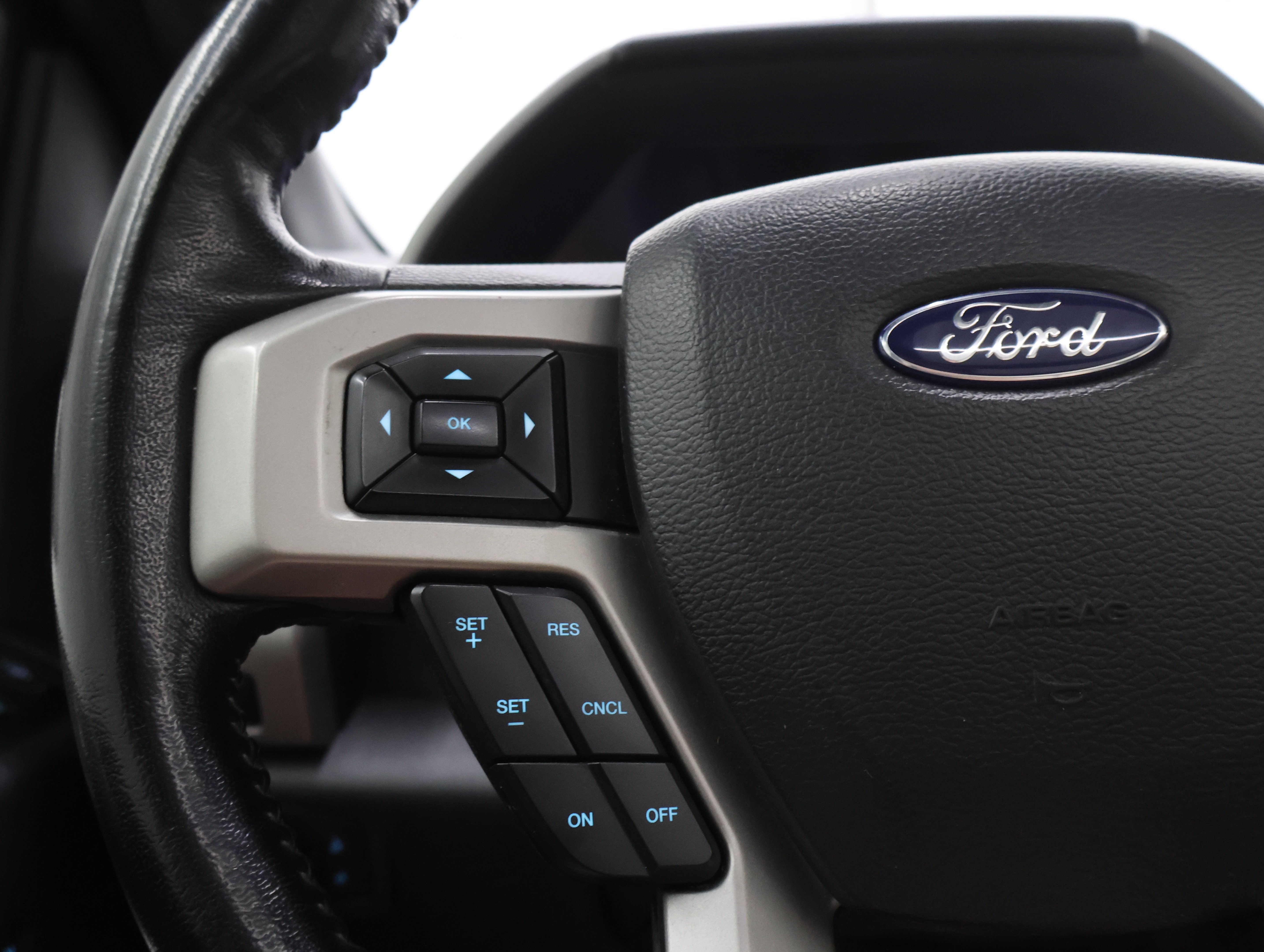 Used 2022 Agate Black Metallic Ford 4x4 Crew Cab Lariat w/Fx4: CREW-SHORT-LARIAT ULTIMATE-BLACK-FX4-6.7L DIESEL-NAV-PANO image 16