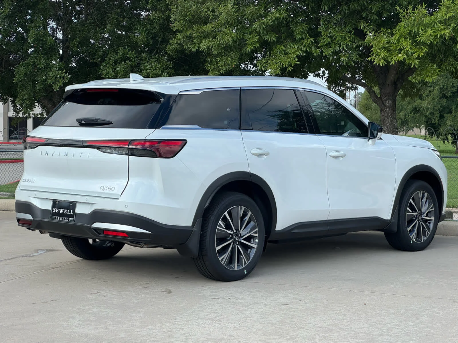 New 2027 RADIANT WHITE INFINITI Luxe FWD image 3