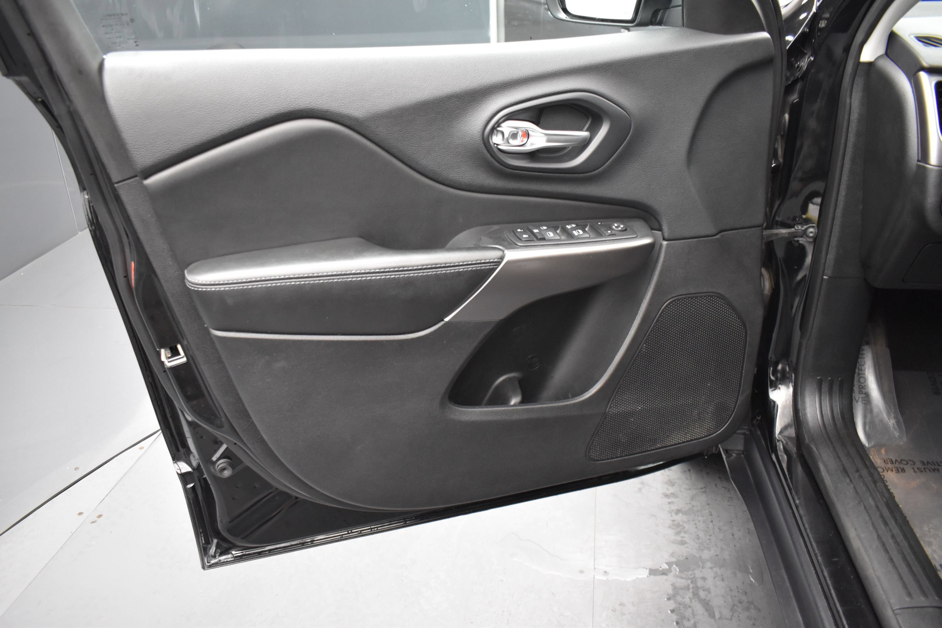 Used 2019 Diamond Black Crystal Pearlcoat Jeep Latitude Plus image 5